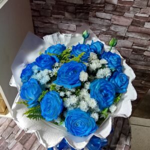 buque de rosas azuis