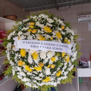 coroa fúnebre - fores brancas e amarelas