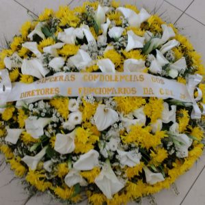coroa funebre com copo de leite